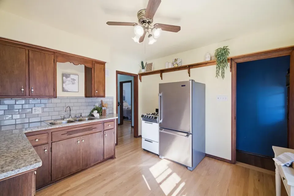 2 Bed 1 Bath Established Mid-Century Residence in Milwaukee, WI - 5