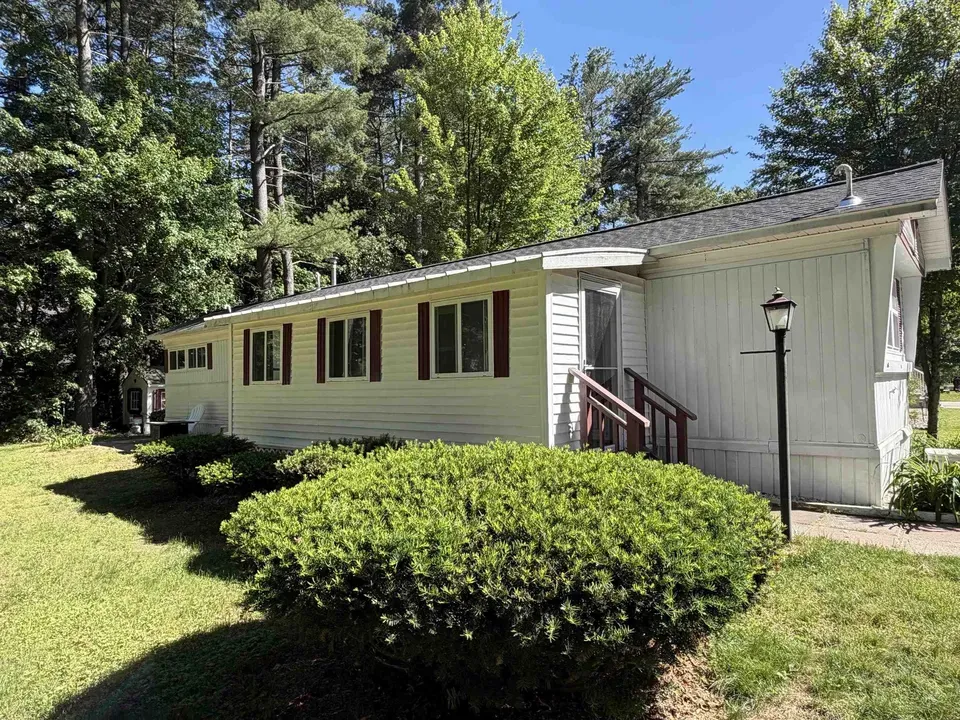 2 Bed 1 Bath Established Mid-Century Residence in Nashua, NH - 3