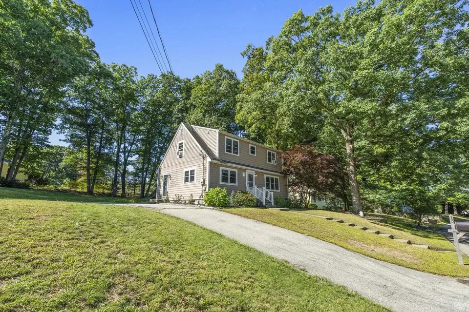 2 Bed 1 Bath Established Mid-Century Residence in Nashua, NH
