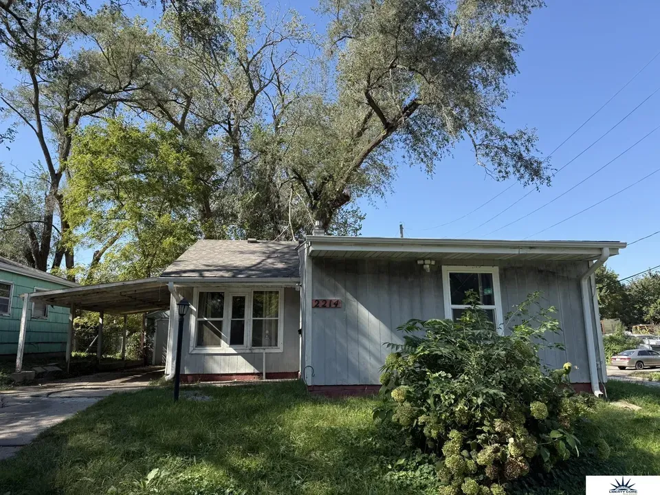 2 Bed 1 Bath Established Mid-Century Residence in Omaha, NE