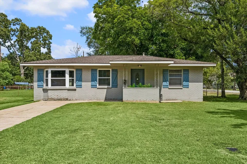 2 Bed 1 Bath Established Mid-Century Residence in Pearland, TX