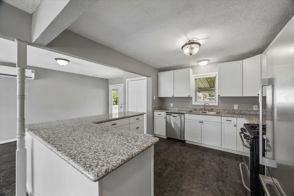 2 Bed 1 Bath Established Mid-Century Residence in Pearland, TX - 3