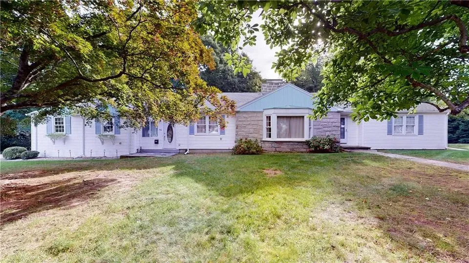 2 Bed 1 Bath Established Mid-Century Residence in Warwick, RI - 5