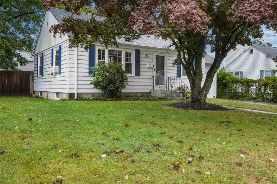 2 Bed 1 Bath Established Mid-Century Residence in Warwick, RI - 4