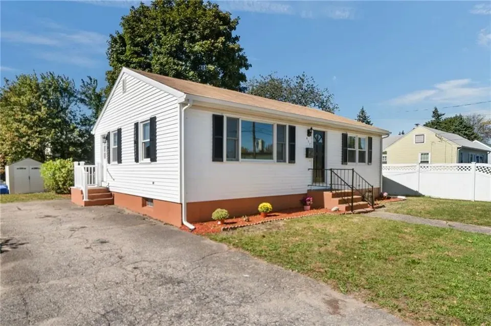 2 Bed 1 Bath Established Mid-Century Residence in Warwick, RI