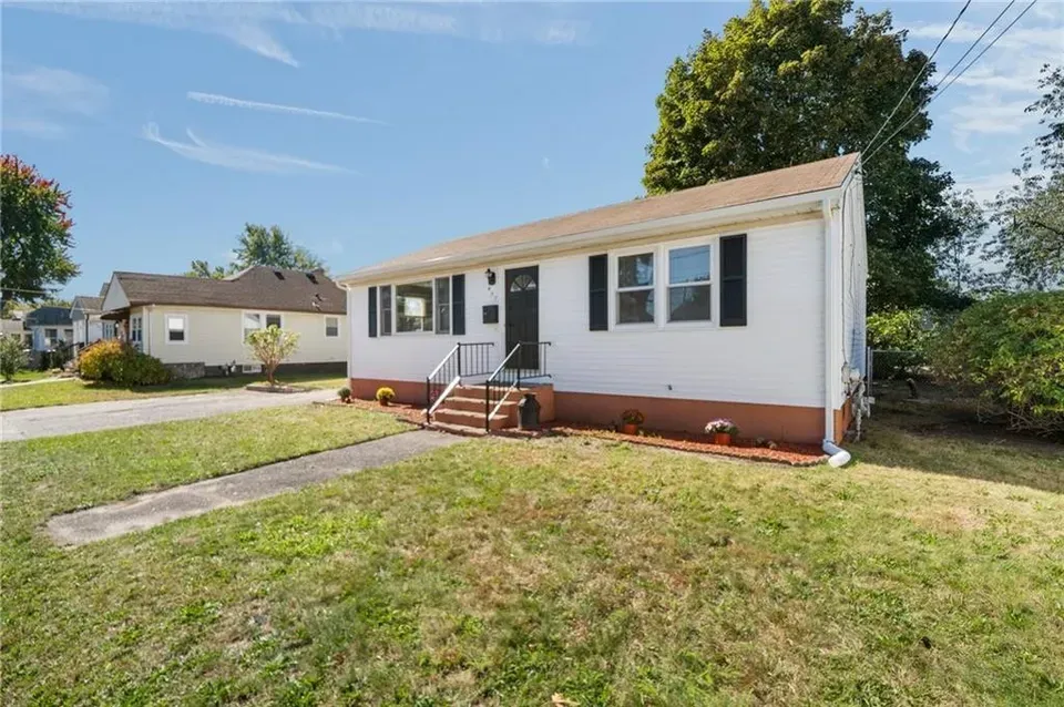 2 Bed 1 Bath Established Mid-Century Residence in Warwick, RI - 3
