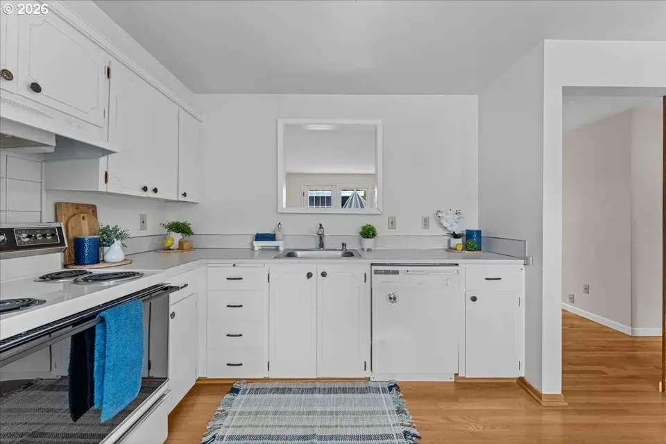 2 Bed 1 Bath Established Multi-Level Townhouse in Beaverton, OR - 5