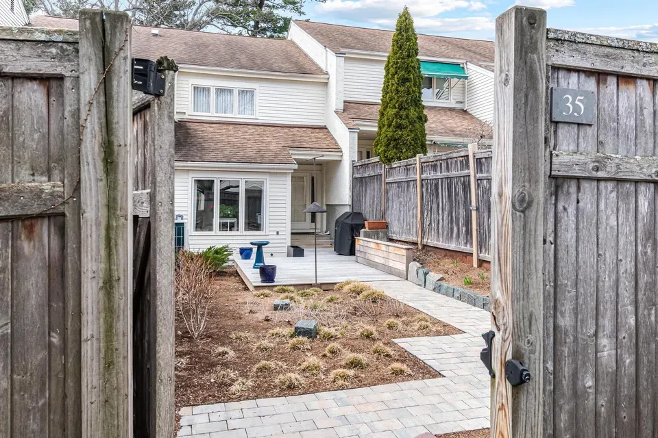 2 Bed 1 Bath Established Multi-Level Townhouse in Burlington, VT - 3
