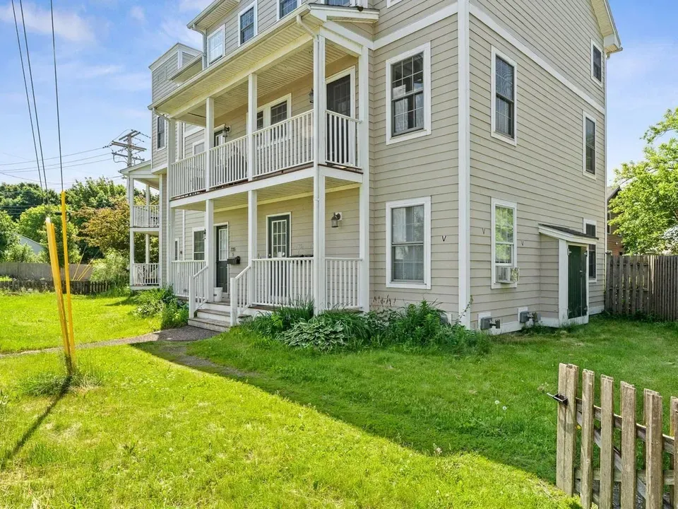 2 Bed 1 Bath Established Multi-Level Townhouse in Burlington, VT - 3