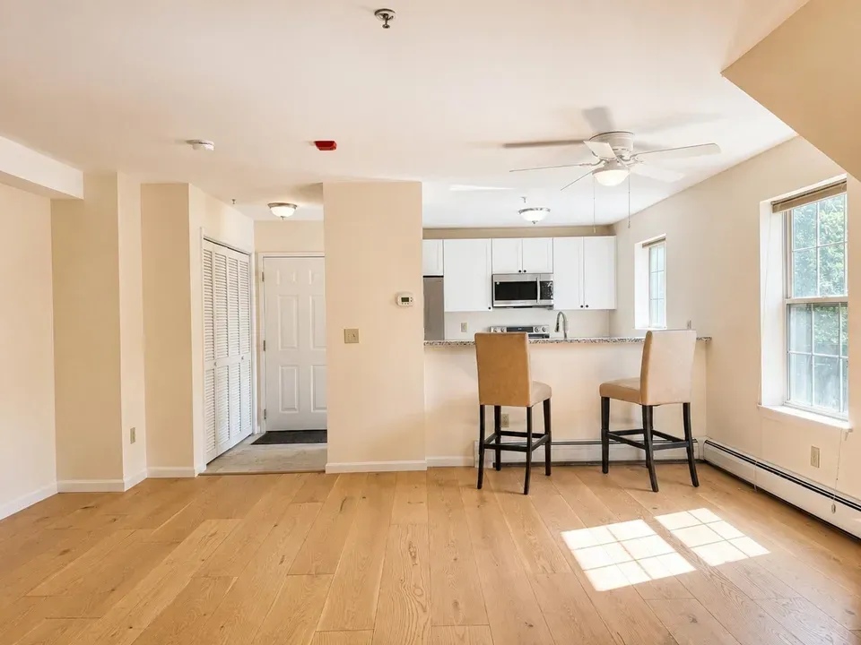 2 Bed 1 Bath Established Multi-Level Townhouse in Burlington, VT - 4