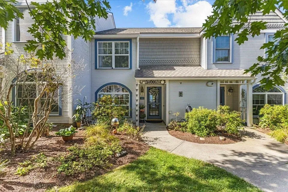 2 Bed 1 Bath Established Multi-Level Townhouse in Burlington, VT - 2