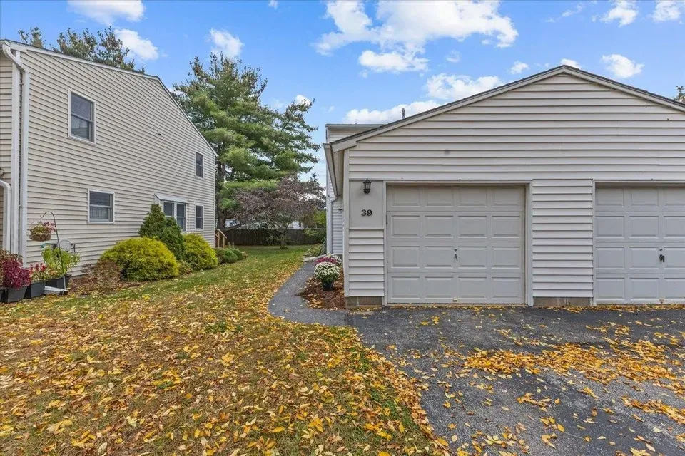 2 Bed 1 Bath Established Multi-Level Townhouse in Burlington, VT - 3