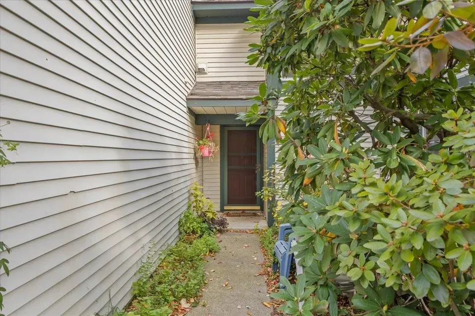 2 Bed 1 Bath Established Multi-Level Townhouse in Burlington, VT - 2