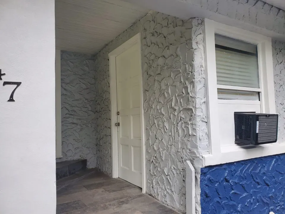 2 Bed 1 Bath Established Multi-Level Townhouse in Hollywood, FL - 1