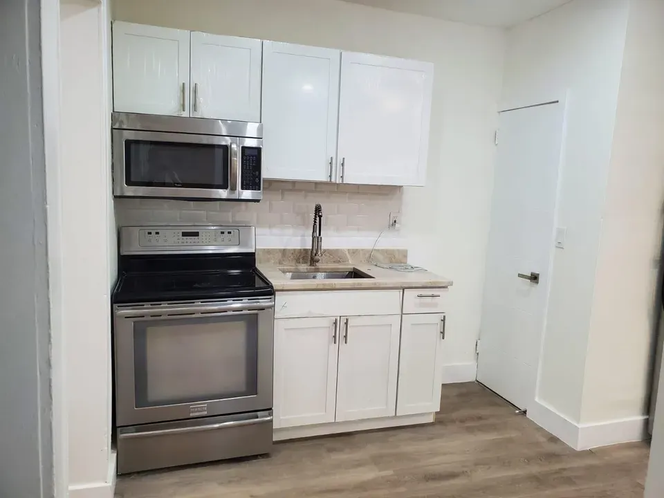 2 Bed 1 Bath Established Multi-Level Townhouse in Hollywood, FL - 2