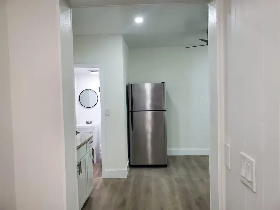 2 Bed 1 Bath Established Multi-Level Townhouse in Hollywood, FL - 3