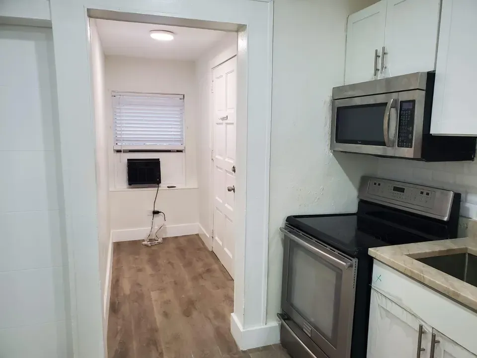 2 Bed 1 Bath Established Multi-Level Townhouse in Hollywood, FL - 4