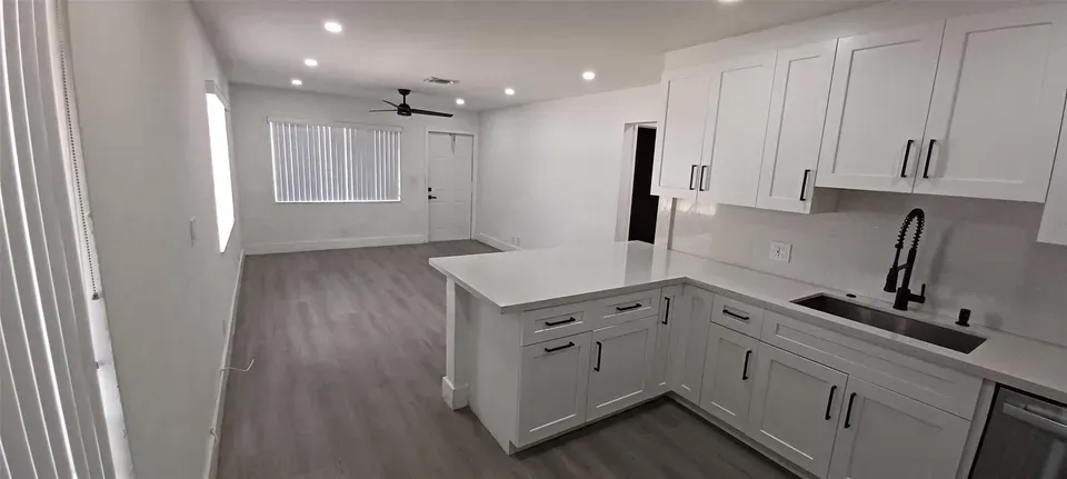 2 Bed 1 Bath Established Multi-Level Townhouse in Hollywood, FL - 1