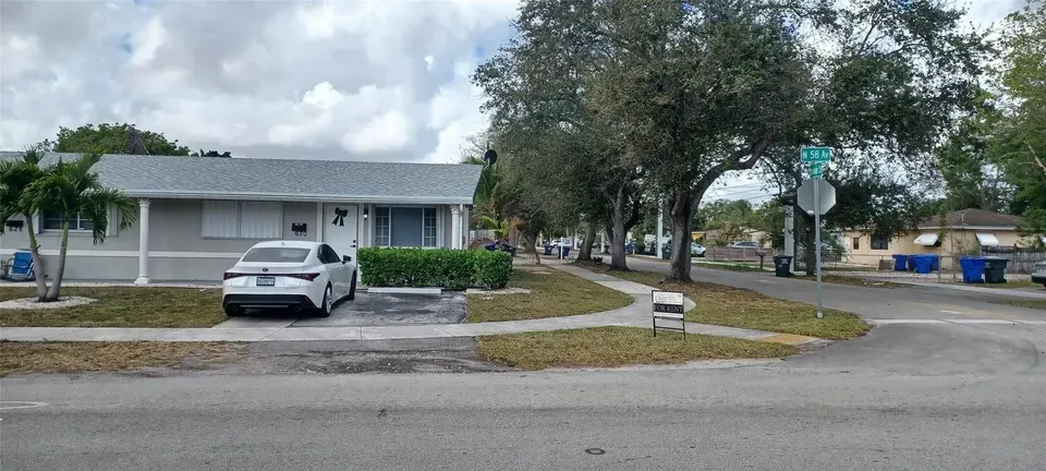 2 Bed 1 Bath Established Multi-Level Townhouse in Hollywood, FL - 2