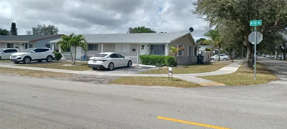 2 Bed 1 Bath Established Multi-Level Townhouse in Hollywood, FL - 3