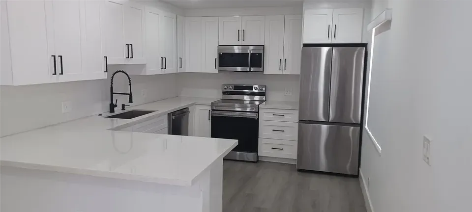 2 Bed 1 Bath Established Multi-Level Townhouse in Hollywood, FL - 4