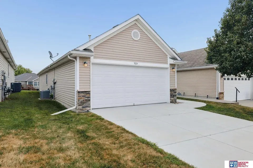 2 Bed 1 Bath Established Multi-Level Townhouse in Lincoln, NE