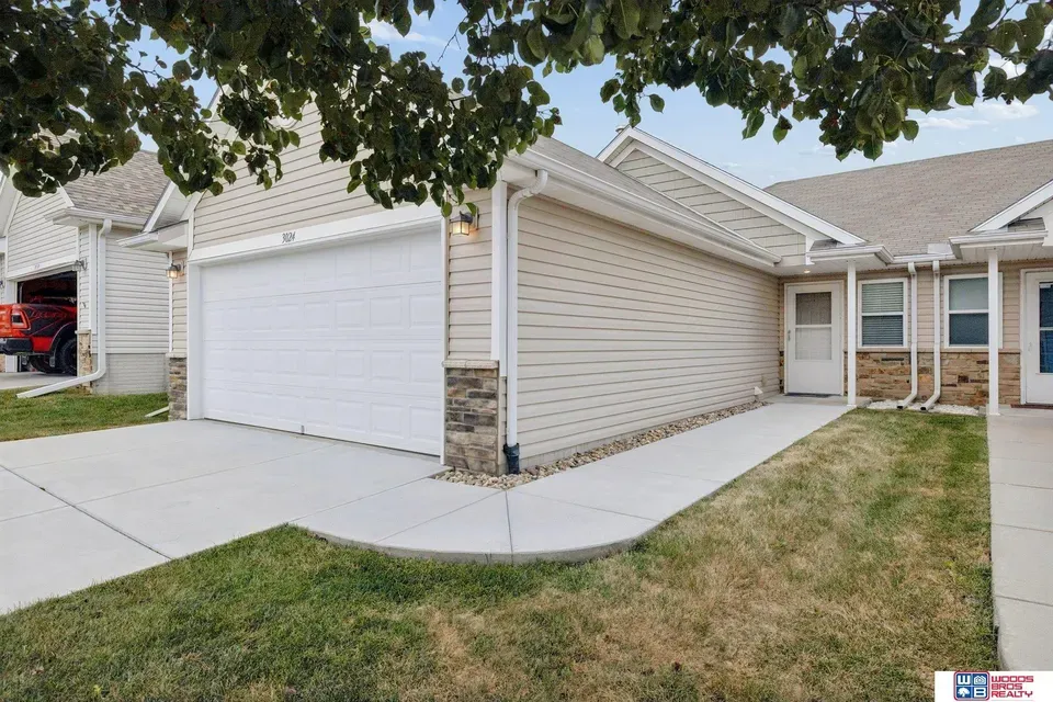2 Bed 1 Bath Established Multi-Level Townhouse in Lincoln, NE - 3