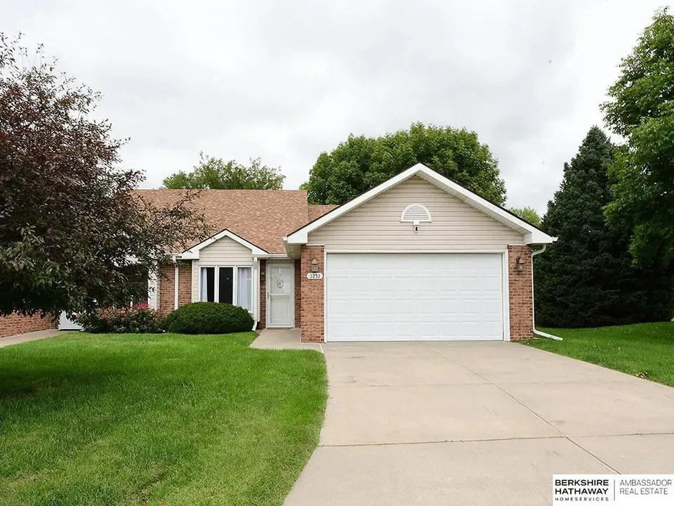 2 Bed 1 Bath Established Multi-Level Townhouse in Lincoln, NE