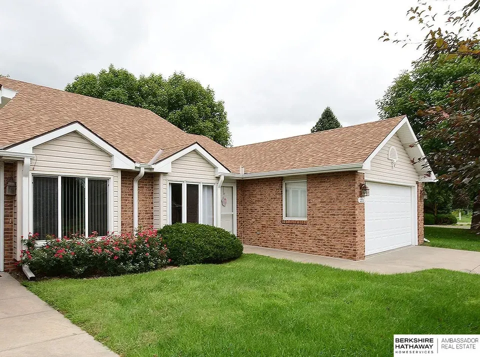 2 Bed 1 Bath Established Multi-Level Townhouse in Lincoln, NE - 2