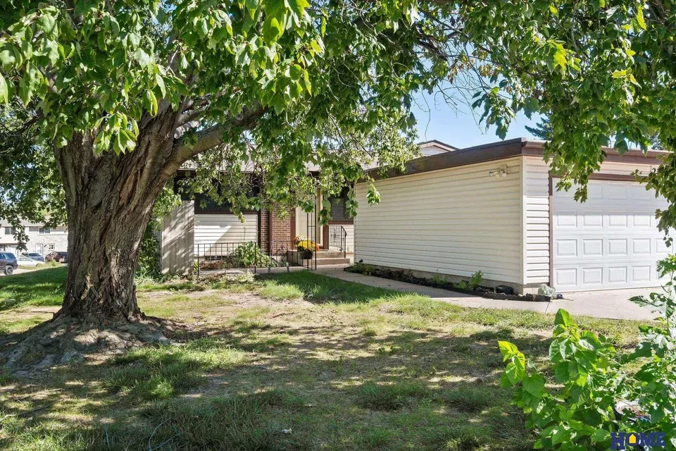 2 Bed 1 Bath Established Multi-Level Townhouse in Lincoln, NE