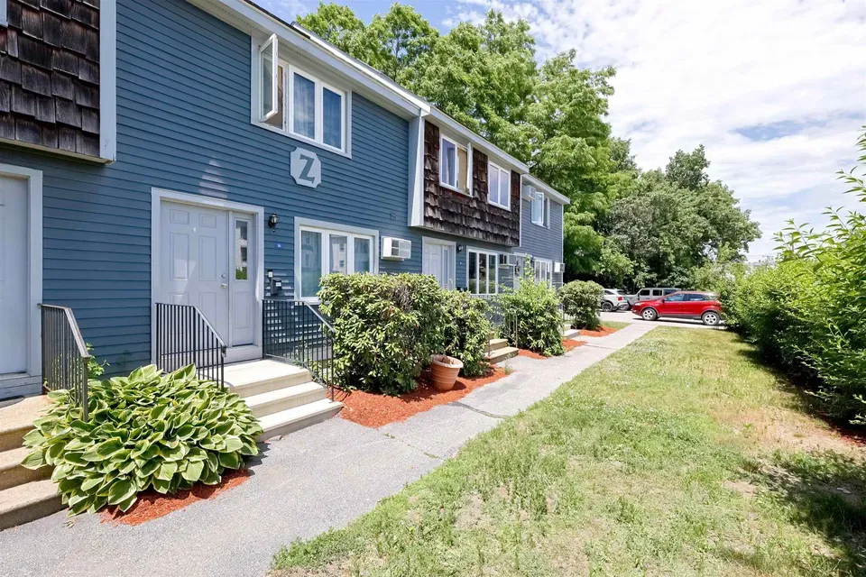 2 Bed 1 Bath Established Multi-Level Townhouse in Manchester, NH