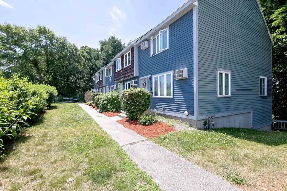 2 Bed 1 Bath Established Multi-Level Townhouse in Manchester, NH - 3