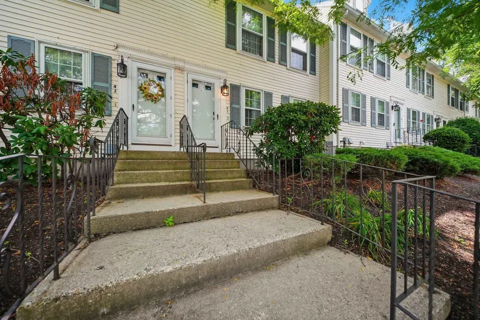 2 Bed 1 Bath Established Multi-Level Townhouse in Manchester, NH - 1