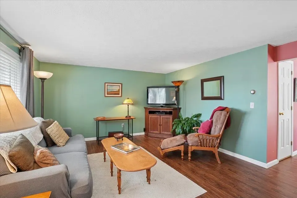 2 Bed 1 Bath Established Multi-Level Townhouse in Manchester, NH - 5