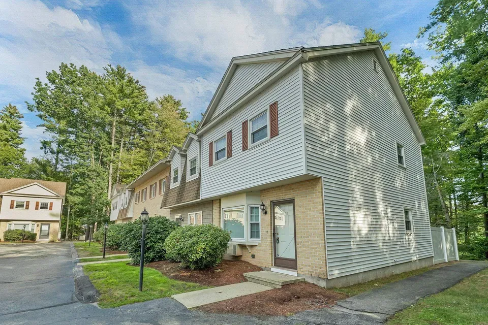 2 Bed 1 Bath Established Multi-Level Townhouse in Manchester, NH - 3
