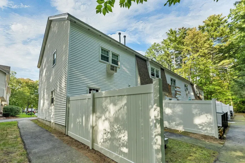 2 Bed 1 Bath Established Multi-Level Townhouse in Manchester, NH - 4