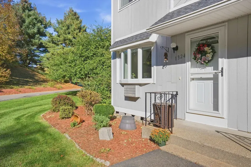 2 Bed 1 Bath Established Multi-Level Townhouse in Manchester, NH - 3