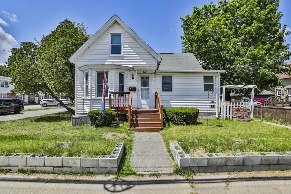 2 Bed 1 Bath Established Multi-Level Townhouse in Nashua, NH