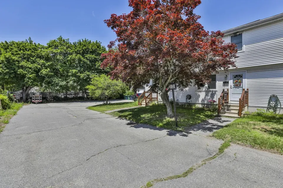 2 Bed 1 Bath Established Multi-Level Townhouse in Nashua, NH - 4