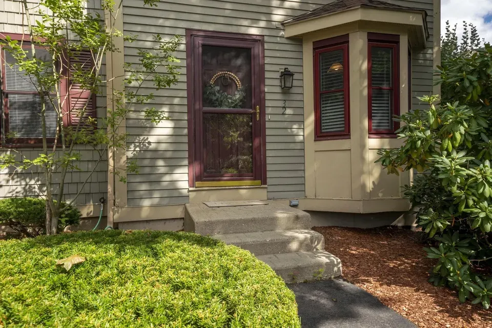 2 Bed 1 Bath Established Multi-Level Townhouse in Nashua, NH - 3