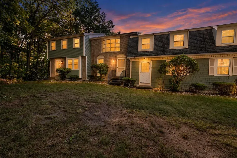 2 Bed 1 Bath Established Multi-Level Townhouse in Nashua, NH - 1