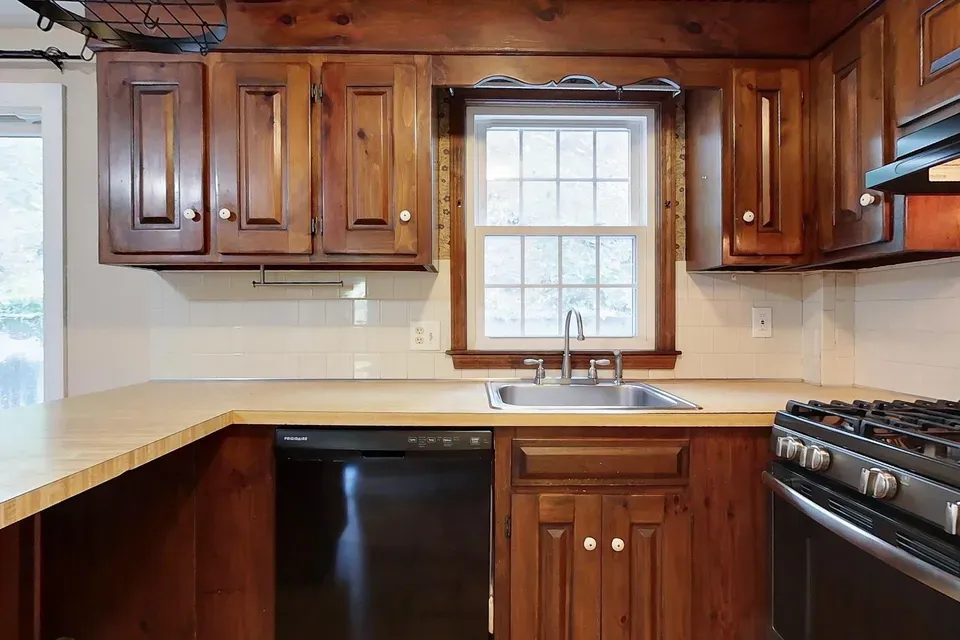 2 Bed 1 Bath Established Multi-Level Townhouse in Nashua, NH - 4
