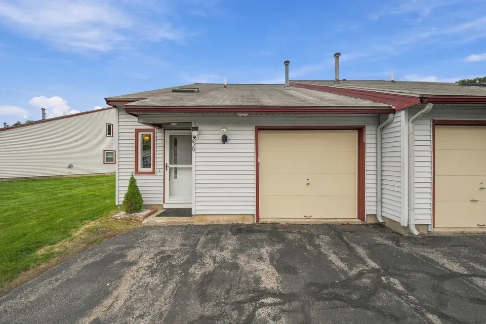 2 Bed 1 Bath Established Multi-Level Townhouse in Nashua, NH