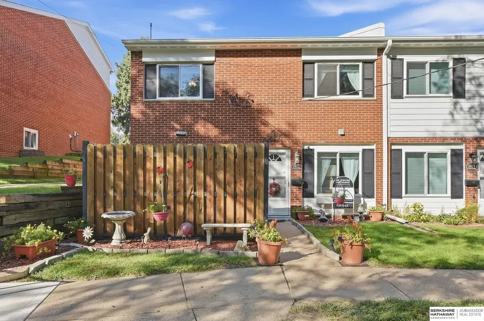 2 Bed 1 Bath Established Multi-Level Townhouse in Omaha, NE - 2