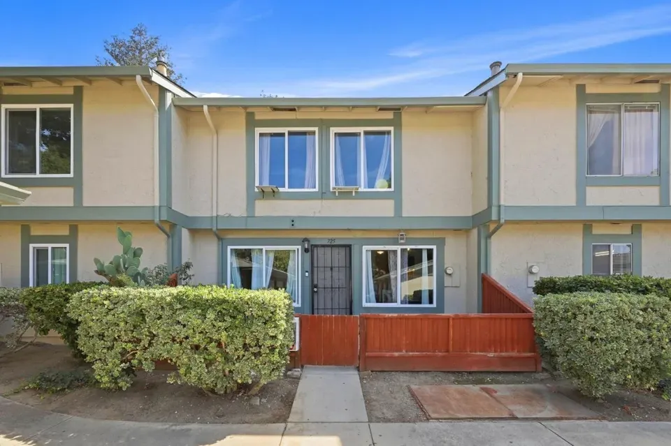 2 Bed 1 Bath Established Multi-Level Townhouse in San Jose, CA