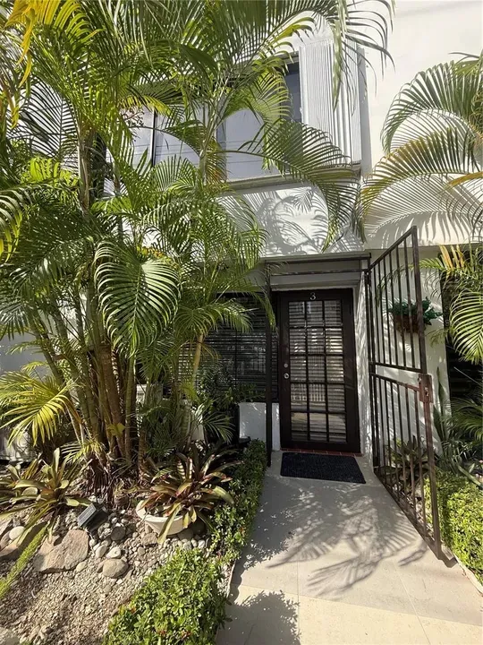 2 Bed 1 Bath Established Multi-Level Townhouse in San Juan, PR - 3