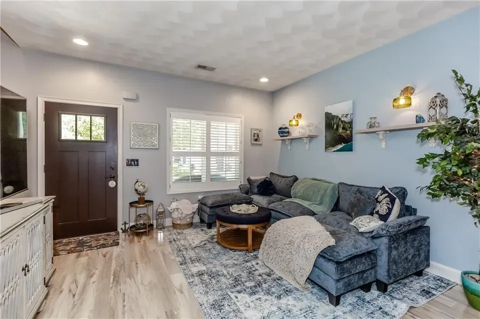 2 Bed 1 Bath Established Multi-Level Townhouse in Warwick, RI - 4