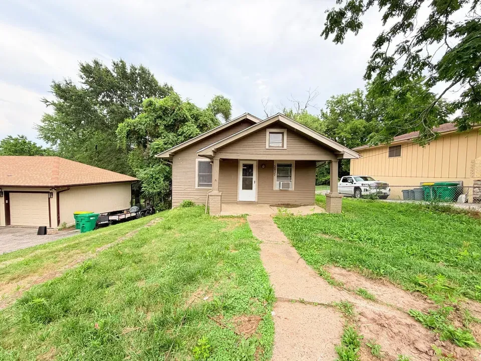 2 Bed 1 Bath Modern Contemporary Residence in Kansas City, KS - 1