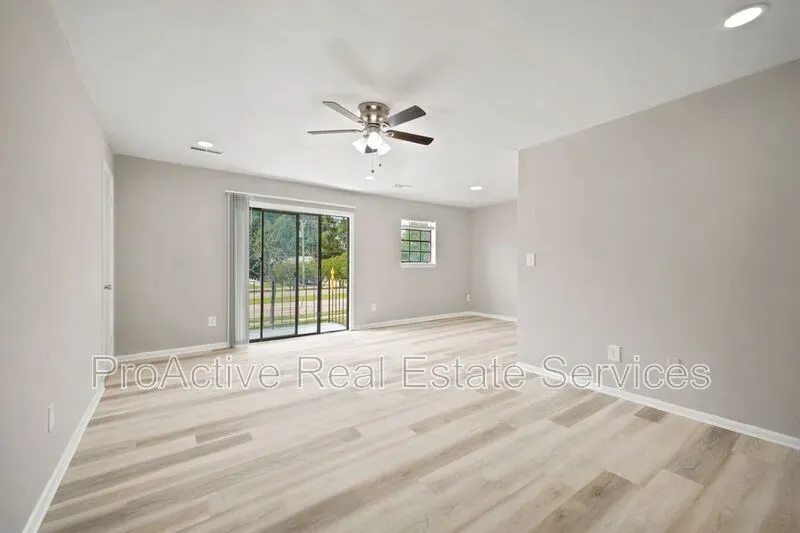 2 Bed 1 Bath Modern Contemporary Residence in Norfolk, VA - 4