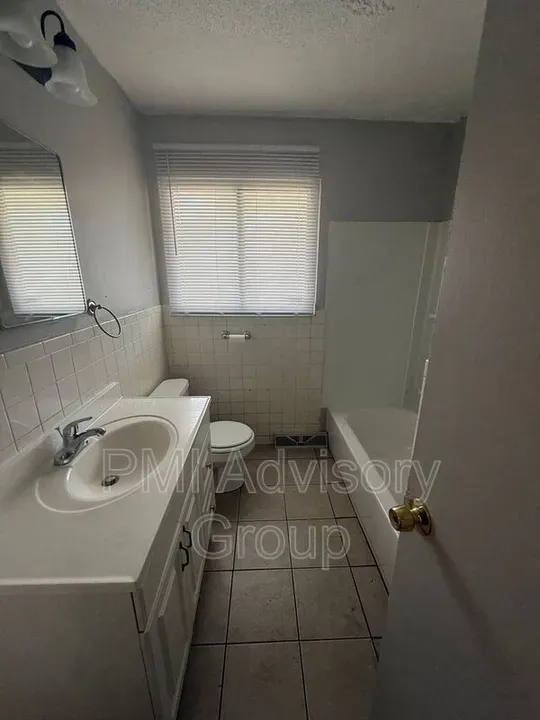 2 Bed 1 Bath Modern Contemporary Residence in Topeka, KS - 5